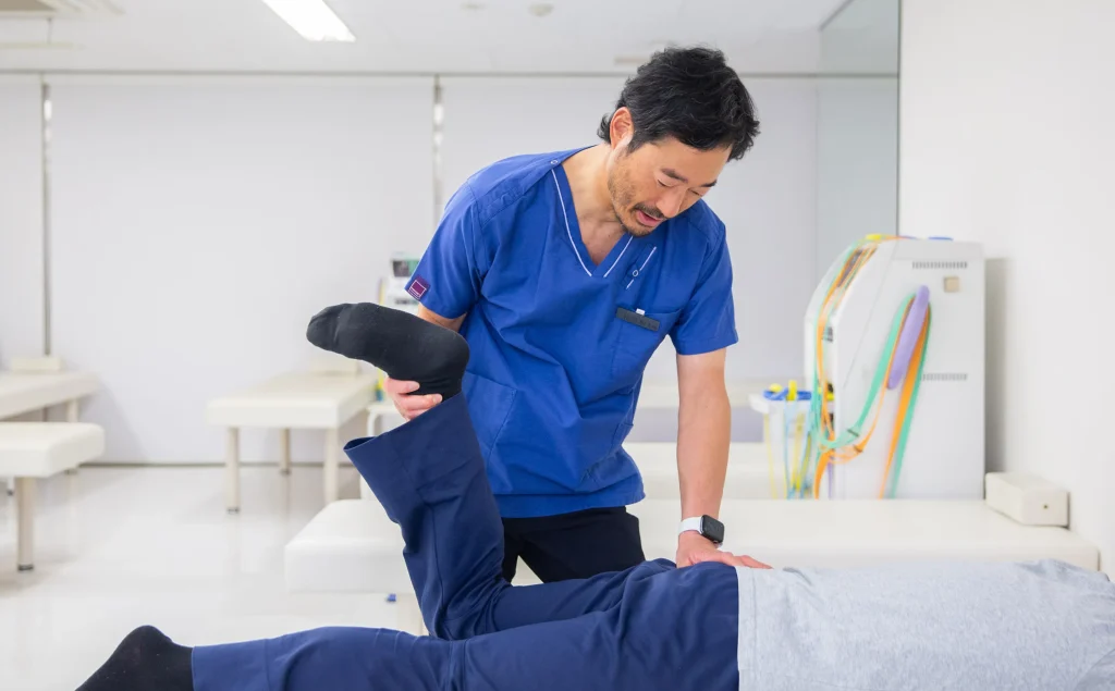 あいべ整形外科の相部先生が施術している風景