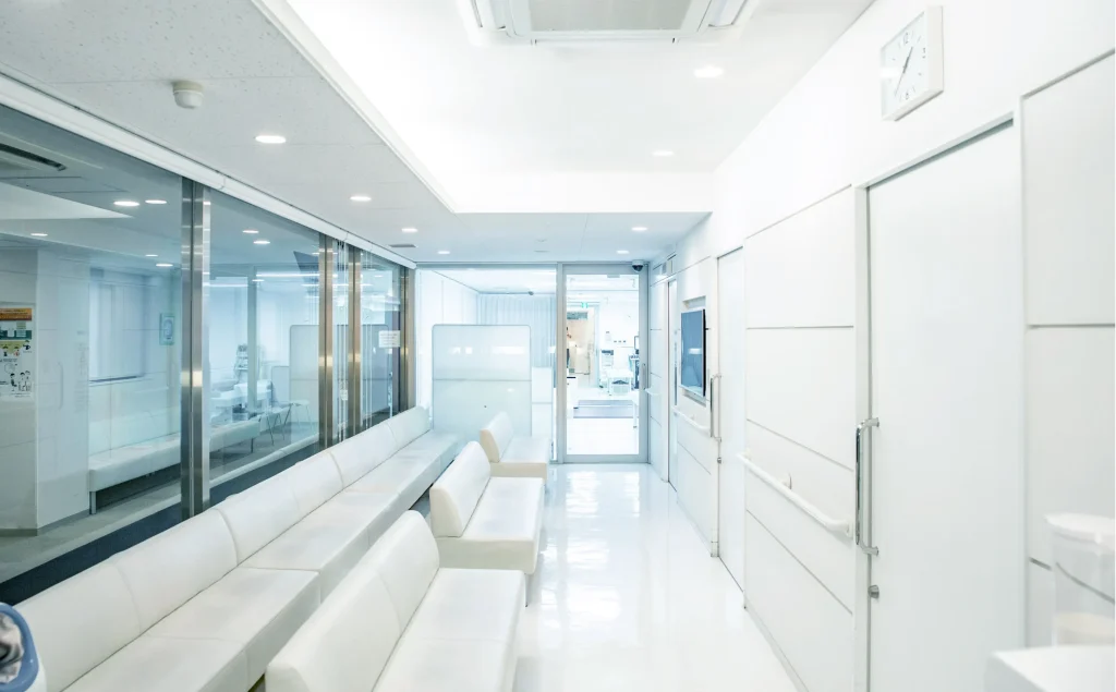 あいべ整形外科の待合室の内観写真